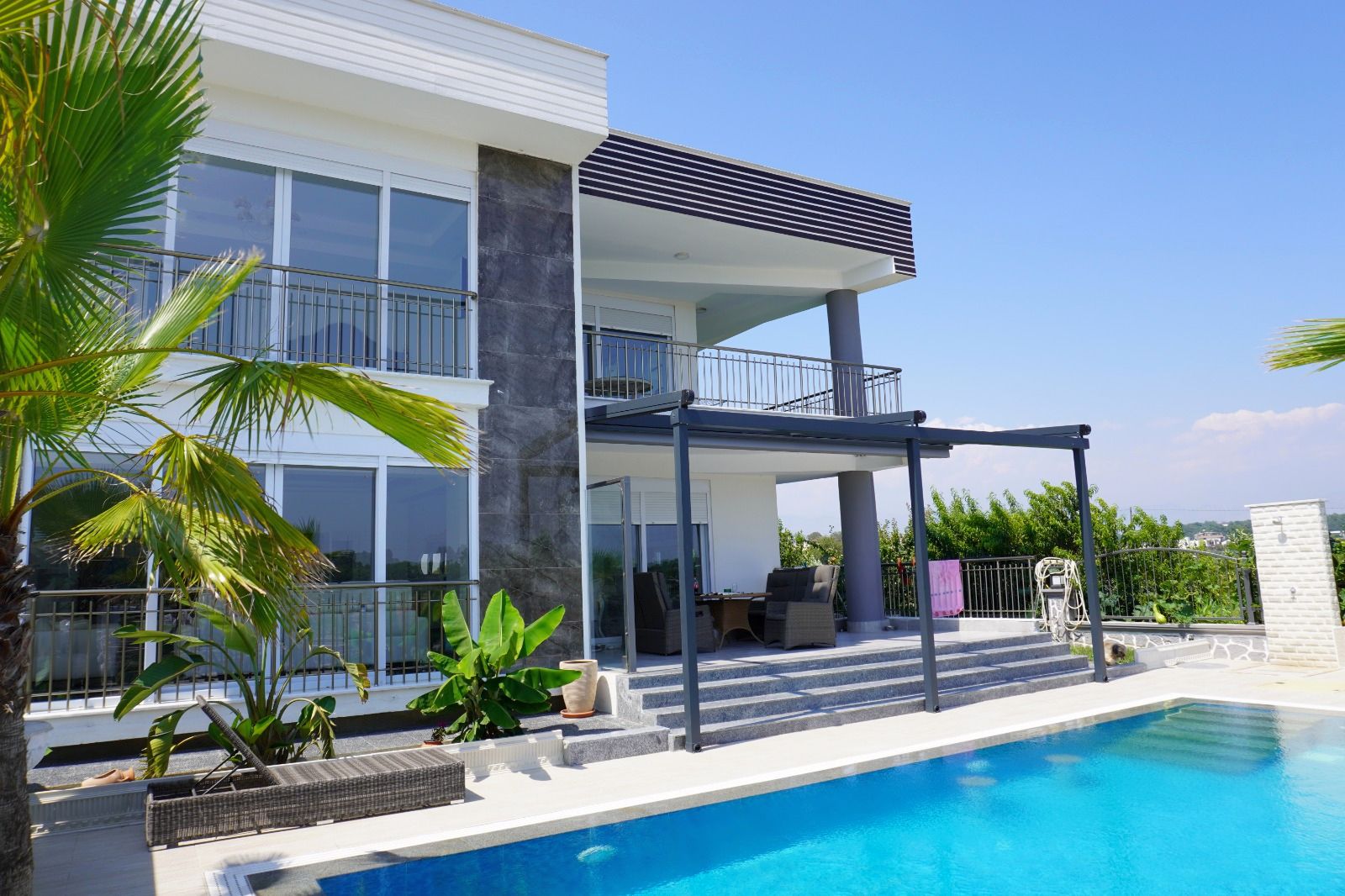 Private side villa for sale by Realtor Yakup Uslu